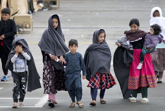 지난달 30일 독일 람슈타인 미국 공군기지에서 아프간 어린이들이 텐트 사이를 걷고 있다. 〈사진=AP 연합뉴스〉
