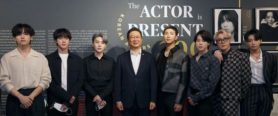 황희 문화체육관광부 장관이 지난 22일 오후 미국 뉴욕한국문화원을 방문한 방탄소년단(BTS)을 만나고 있다. 〈사진=문체부 제공〉