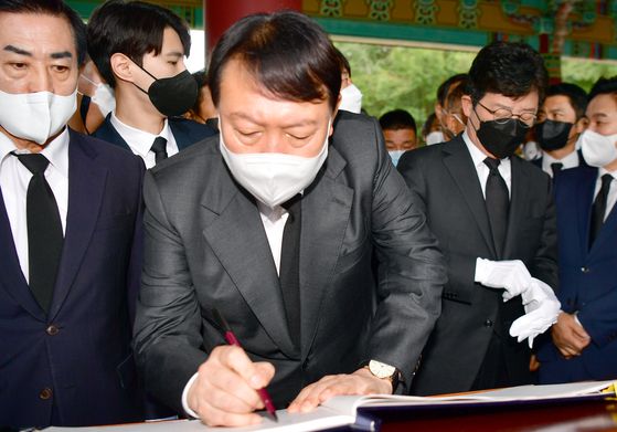 국민의힘 윤석열 대선 예비후보가 지난 11일 오전 광주 북구 운정동 국립5·18민주묘지에서 방명록을 쓰고 있다. 〈사진=공동취재단〉