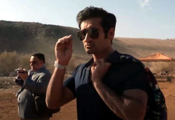 영화 '이터널스'에서 현 시대 발리우드 스타로 설정된 히어로 킨고(쿠마일 난지아니) 〈사진='이터널스' 예고편 캡처〉