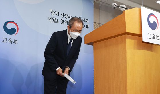 강태중 한국교육과정평가원장이 지난 15일 오후 정부세종청사에서 2022학년도 대학수학능력시험(수능) 과학탐구영역 생명과학Ⅱ 정답 결정 취소 소송 선고 결과와 관련해 사퇴 의사를 밝혔다. 〈사진=연합뉴스〉