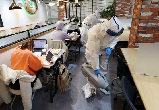 지난해 11월 12일 광주 북구 운암동의 한 스터디카페에서 보건소 감염병예방팀 직원들이 코로나19 예방을 위해 방역하고 있다. 〈사진=연합뉴스〉