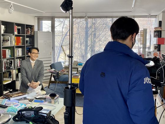 JTBC 뉴스룸과 인터뷰를 하고 있는 배우 이정재 씨