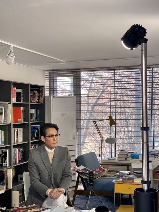 JTBC 뉴스룸과 인터뷰를 하고 있는 배우 이정재 씨