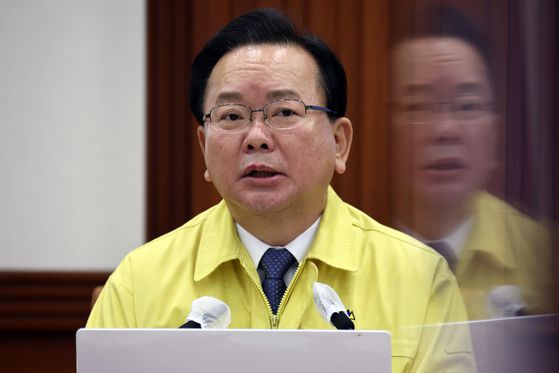 김부겸 국무총리가 지난 14일 정부서울청사에서 열린 코로나19 대응 중앙재난안전대책본부 회의를 주재하고 있다. 〈사진=연합뉴스〉