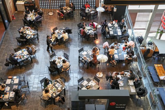 정부가 다음 달 6일까지 3주간 사적 모임 인원을 6인으로, 식당·카페 등의 영업시간은 오후 9시까지로 제한하는 새로운 사회적 거리두기를 적용하는 첫날인 17일 서울 시내의 한 식당에서 시민들이 식사하고 있다. 〈사진=연합뉴스〉