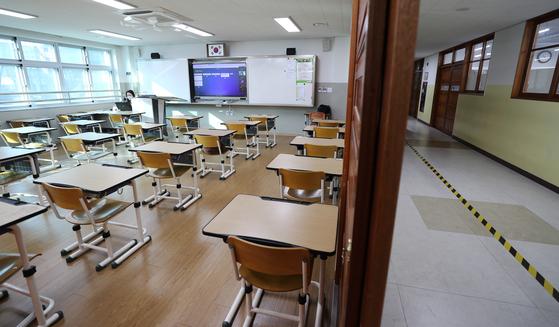 초중고교 등교수업과 원격수업이 병행 실시된 지난해 12월 20일 오전 세종시 한 중학교 1학년 교실에서 선생님이 원격수업을 하고 있다. 〈사진=연합뉴스〉