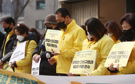 4·16세월호참사가족협의회, 4·16 연대 등 참석자들이 오늘(14일) 오전 서울 중구 서울시의회 세월호 기억공간 앞에서 열린 '20대 대선 약속운동 발표 기자회견'에서 묵념을 하고 있다. 〈사진=연합뉴스 제공〉