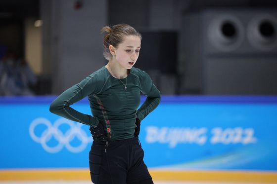 카밀라 발리예바가 14일 오후 중국 베이징 캐피털 실내경기장 연습링크에서 열린 공식 훈련에서 쇼트프로그램 동작을 연습하고 있다. 〈사진-연합뉴스〉