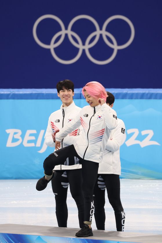 지난 16일 중국 베이징 캐피털 실내 경기장에서 열린 2022 베이징 동계올림픽 쇼트트랙 남자 5000m 계주 결승에서 은메달을 획득한 대한민국 남자 쇼트트랙 대표팀의 곽윤기가 시상대에 올라 세리머니를 하고 있다. 〈사진=연합뉴스〉