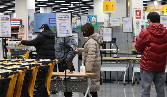 지난달 9일 오후 경기도 고양시 한 대형마트에서 시민들이 QR 체크인을 하고 있다. 오는 19일부터는 대형마트와 백화점 등을 출입할 때 QR 체크를 하지 않아도 된다. 〈사진=연합뉴스〉