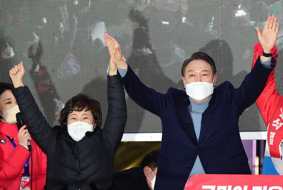 국민의힘 윤석열 대선 후보가 22일 전북 익산시 익산역 동부광장에서 열린 유세에서 조배숙 전 의원과 손잡고 인사하고 있다. 〈사진=연합뉴스〉