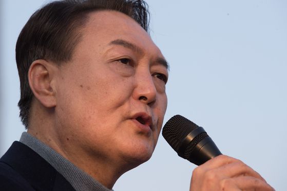 윤석열 국민의힘 대선 후보가 지난 22일 오후 전북 군산시 군산공설시장에서 유세하고 있다. 〈사진=공동취재〉