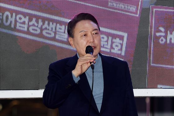 윤석열 국민의힘 대선 후보가 지난 22일 전북 익산시 익산역 동부광장에서 열린 유세에서 지지를 호소하고 있다. 〈사진=공동취재〉