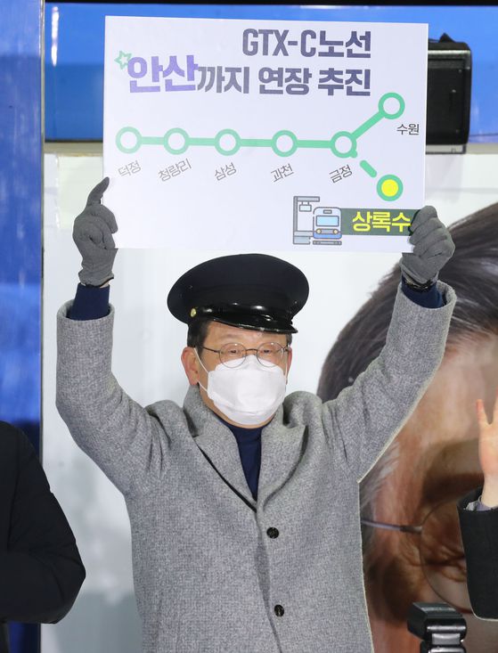 더불어민주당 이재명 대선 후보가 22일 경기도 안산시 문화광장에서 열린 유세에서 'GTX-C노선 안산까지 연장' 공약 퍼포먼스를 하고 있다. 〈사진=연합뉴스〉