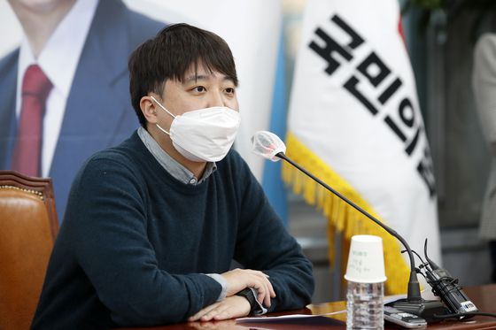 국민의힘 이준석 대표가 23일 오후 서울 여의도 국회에서 국민의당 이태규 총괄본부장이 밝힌 '합당 제안' 관련 긴급 기자회견을 하고 있다. 〈사진=연합뉴스〉