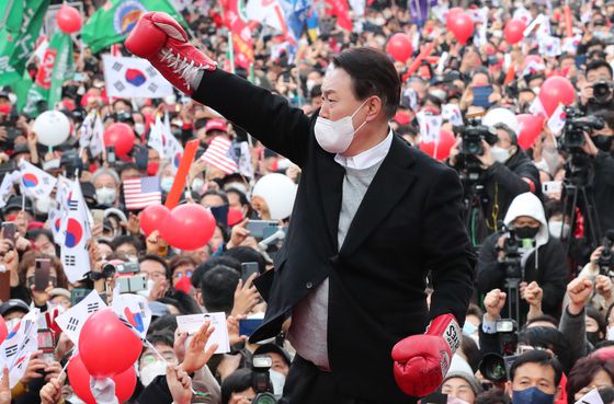 국민의힘 윤석열 대선 후보가 1일 오후 서울 서대문구 현대백화점 신촌점 유플렉스 앞에서 열린 유세에서 권투인 홍수환 씨로부터 선물받은 챔피언 글로브를 끼고 어퍼컷 세리머니를 하고 있다. 〈사진=연합뉴스〉