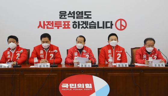 국민의힘 권영세 선거대책본부장이 2일 국회 본청에서 열린 확대선거대책본부회의에서 발언을 하고 있다. 〈사진=연합뉴스〉