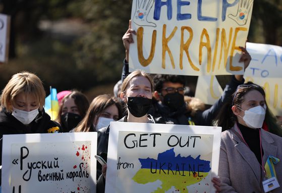 27일 중구 주한러시아대사관 인근에서 재한 우크라이나인들이 러시아의 우크라 침공을 규탄하는 반전 시위를 벌이고 있다. 〈사진=연합뉴스〉