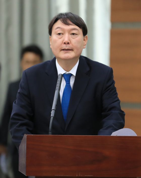 2017년 10월 오전 서울 서초구 서울고검에서 열린 국회 법제사법위원회의 서울고등검찰청·서울중앙지방검찰청 등에 대한 국정감사에서 윤석열 당시 서울중앙지검장이 업무보고를 하고 있다. 〈사진=연합뉴스〉