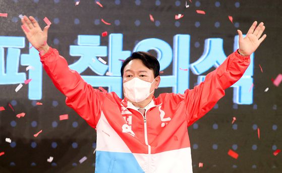 윤석열 당시 국민의힘 경선 후보가 지난해 11월 5일 오후 서울 용산구 백범김구기념관에서 열린 제2차 전당대회에서 당 점퍼를 입고 손을 들어 인사하고 있다. 〈사진=국회사진기자단〉