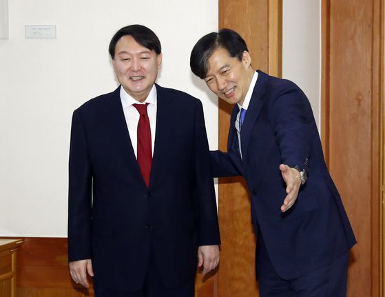 조국 당시 민정수석이 2019년 7월 25일 오전 청와대에서 열린 윤석열 당시 신임 검찰총장 임명장 수여식 전 열린 차담회에서 윤 총장에게 자리를 안내하고 있다. 〈사진=연합뉴스〉