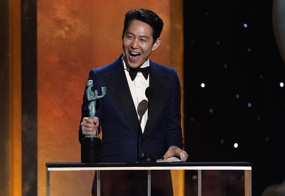 미국 배우조합상(SAG)에서 남우주연상을 받은 배우 이정재. 〈출처=연합뉴스〉