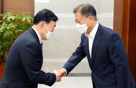 문재인 대통령이 18일 오후 청와대 여민관 집무실 앞에서 김오수 검찰총장과 악수하고 있다. 〈사진=청와대 제공〉