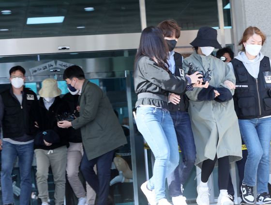 '계곡 살인' 사건의 피의자 이은해(오른쪽)·조현수(왼쪽 뒤)씨가 지난 16일 경기 고양경찰서에 인치된 후 간단한 조사를 끝내고 경찰서를 나서고 있다. 〈사진=연합뉴스〉