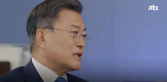 25일 JTBC는 문 대통령과 손석희 전 앵커가 지난 14일 진행한 1대1 대담을 '대담 문재인의 5년'이라는 제목으로 방송했다.〈사진=JTBC 방송화면 캡처