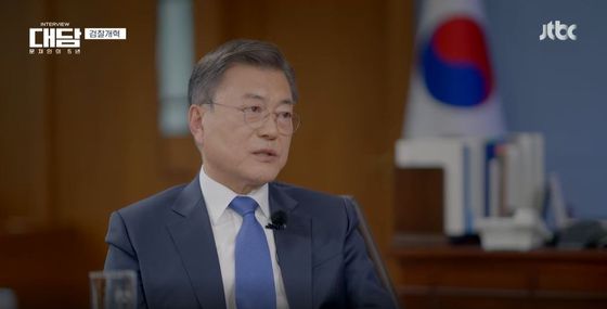 25일 JTBC는 문 대통령과 손석희 전 앵커가 지난 14일 진행한 1대1 대담을 '대담 문재인의 5년'이라는 제목으로 방송했다.〈사진=JTBC 방송화면 캡처