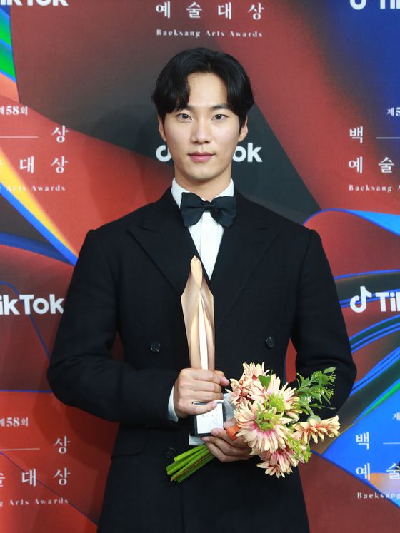 영화 부문 남자 신인연기상의 이홍내. 사진=백상예술대상 특별취재반