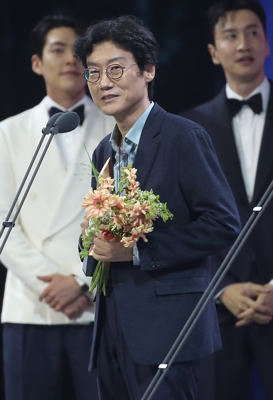 TV 부문 연출상을 수상한 황동혁 감독. 사진=백상예술대상 특별취재반