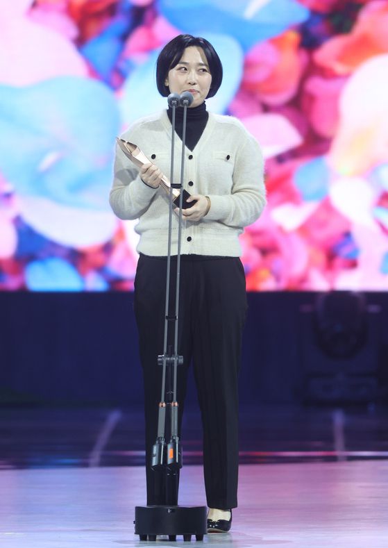 예능 작품상을 수상한 '스트릿 우먼 파이터' 최정남 PD. 사진=백상예술대상 특별취재반