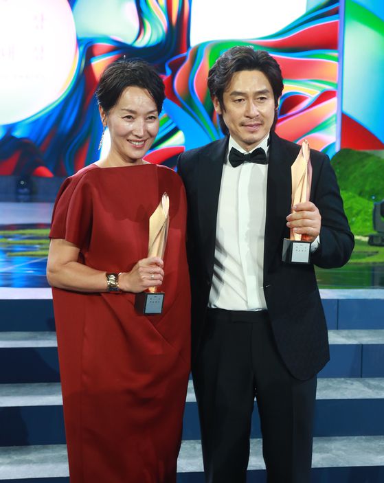 영화 부문 최우수 연기상을 수상한 이혜영과 설경구. 사진=백상예술대상 특별취재반
