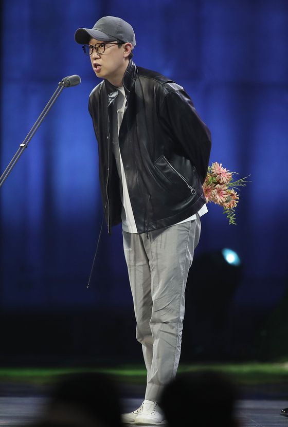 TV 부문 작품상을 수상한 'D.P.'의 한준희 감독. 사진=백상예술대상 특별취재반