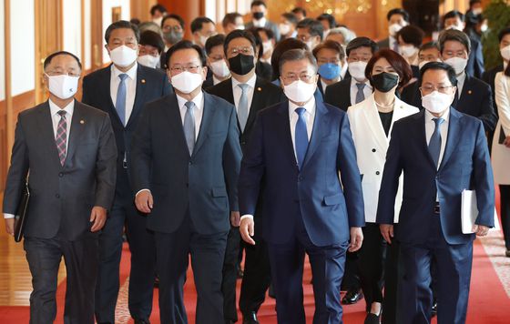 문재인 대통령이 지난 3일 오후 청와대 본관 세종실에서 열린 마지막 국무회의에 김부겸 국무총리 등 국무위원들과 입장하고 있다. 〈사진=연합뉴스〉