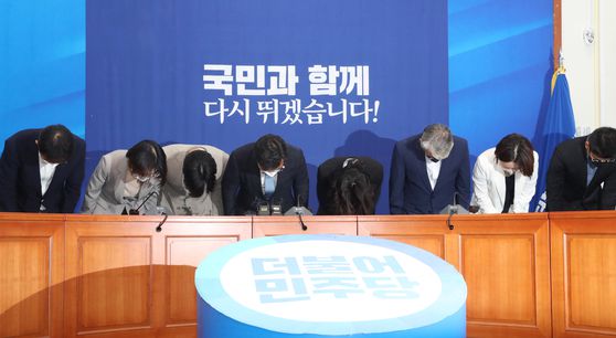 더불어민주당 윤호중·박지현 공동비상대책위원장을 비롯한 비상대책위원들이 2일 서울 여의도 국회에서 총사퇴 기자회견을 마친 후 인사하고 있다. 〈사진=국회사진기자단〉