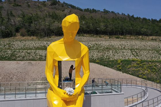 세월호 참사 8주기를 하루 앞둔 지난 4월 15일 전남 진도군 임회면 팽목항 인근에 조성 중인 국민해양안전관에 기억과 기다림을 상징하는 조형물이 설치되고 있다. 〈사진=연합뉴스〉