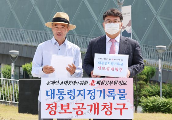 2020년 9월 북한군이 피살한 해양수산부 공무원의 형 이래진 씨(왼쪽)와 김기윤 변호사가 지난 5월 25일 오전 세종시 어진동 대통령기록관 앞에서 청와대를 상대로 정보공개 청구 소송에서 승소한 자료를 대통령기록관에 전달하기에 앞서 기자회견을 하고 있는 모습. 〈사진=연합뉴스〉