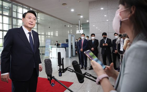 윤석열 대통령이 지난 21일 서울 용산 대통령실 청사로 출근하며 기자들과 질의응답을 하고 있다. 〈사진=연합뉴스〉