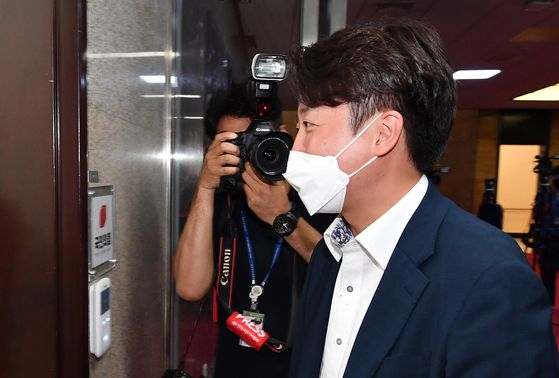 국민의힘 이준석 대표가 22일 오후 저녁 식사를 마치고 국회 당대표실로 향하고 있다. 〈사진=연합뉴스〉