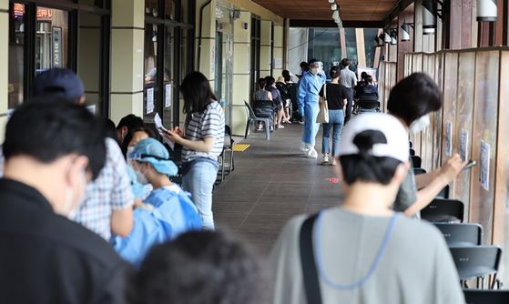 오늘(7일) 오전 서울 송파구 보건소 선별진료소에서 시민들이 검사를 받기 위해 대기하는 모습. 〈사진-연합뉴스〉
