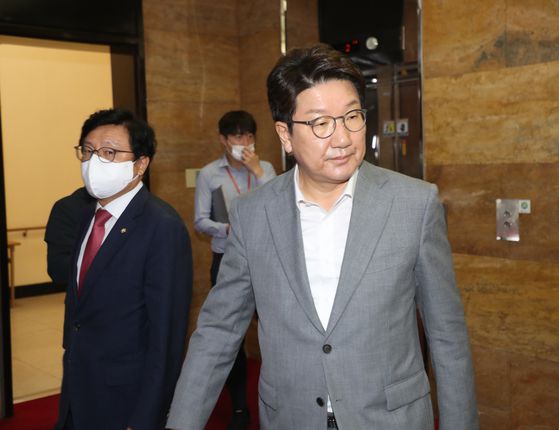 8일 원내대책 회의 이후 취재진 질문에 답하는 국민의힘 권성동 원내대표. 〈사진=연합뉴스〉