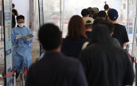 오늘(13일) 오후 서울 마포구보건소 코로나19 선별진료소. 〈사진-연합뉴스〉