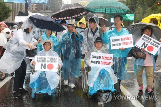 지난 2019년 강제 징용 피해자 양금덕 할머니와 이춘식 할아버지가 일본에 항의하기 위해 일본대사관으로 향하고 있다. 〈사진=연합뉴스〉