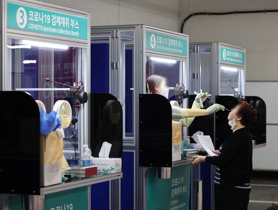 지난 20일 오후 영종도 인천국제공항 제2여객터미널 코로나19 검사센터에서 해외 입국자가 검사를 받고 있다. 〈사진=연합뉴스〉