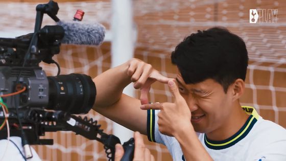 토트넘의 미디어 데이, 손흥민이 사진 찍는 세리머니 포즈를 취하고 있습니다.  (사진='스퍼스 플레이' 캡처)