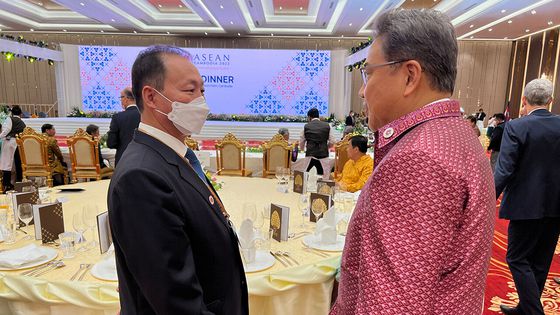 박진 외교부 장관과 안광일 북한 주인도네시아 대사 겸 주아세안 대표부 대사가 지난 4일 캄보디아에서 열린 아세안 외교장관회의 만찬에서 대화 중이다. 〈사진=외교부 제공〉