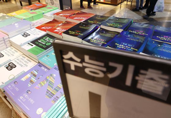 오는 11월 17일 치러지는 2023학년도 수능은 지난해와 마찬가지로 '문·이과 통합형'으로 시행된다. 수험생들은 국어영역에서 공통과목 외에 '화법과 작문', '언어와 매체' 중 하나를, 수학영역에서는 공통과목 외에 '확률과 통계', '미적분', '기하' 중 하나를 골라 응시해야 한다. 〈사진=연합뉴스〉